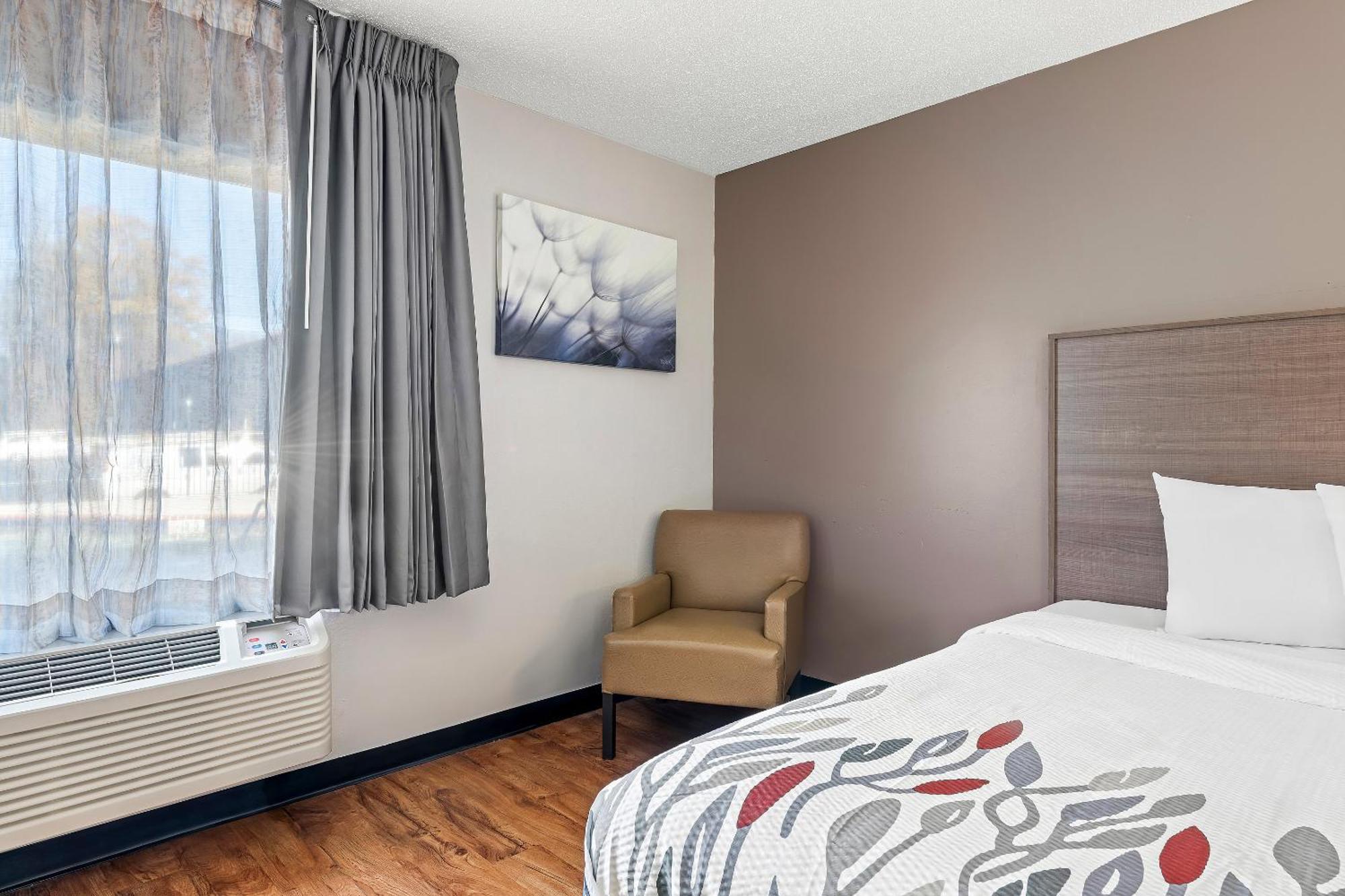 Red Roof Inn Charlotte - University Экстерьер фото